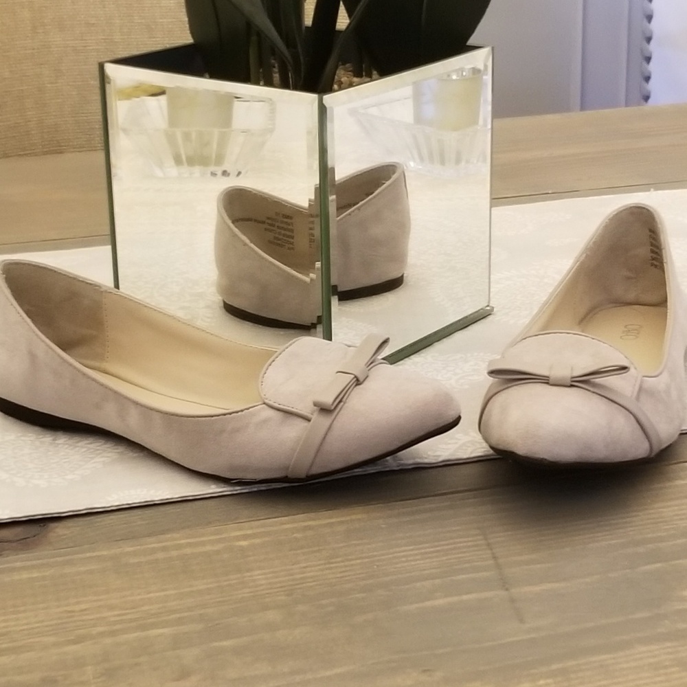 COMFORTABLE FLAT SHOES